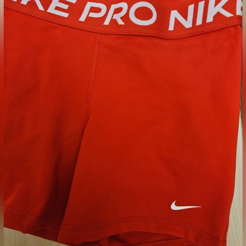 Nike Women's Red Shorts Size Meduim - Picture 6 of 7